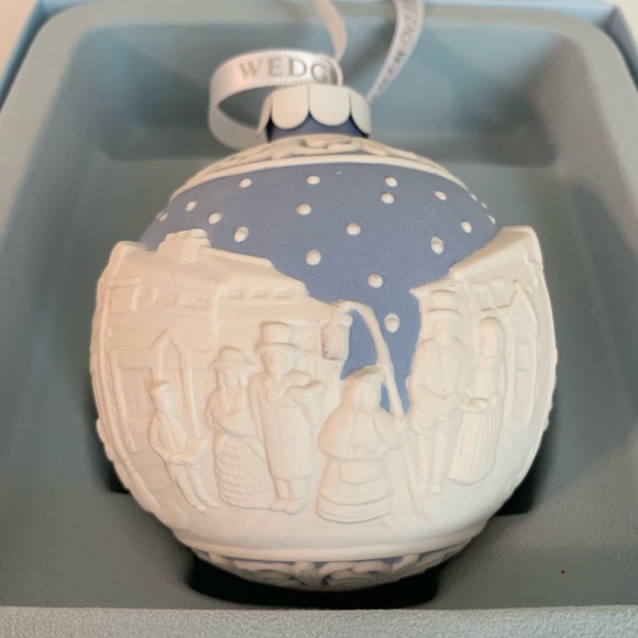 Wedgwood Jasperware Christmas Carol Singers Blue White Ornament - Picture 6 of 8